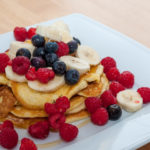 Protein Pancakes mit Beeren und Honig
