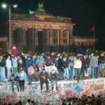 Menschen-auf-der-Berliner-Mauer-vor-dem-Brandenburger-Tor-in-der-Nacht-vom-9