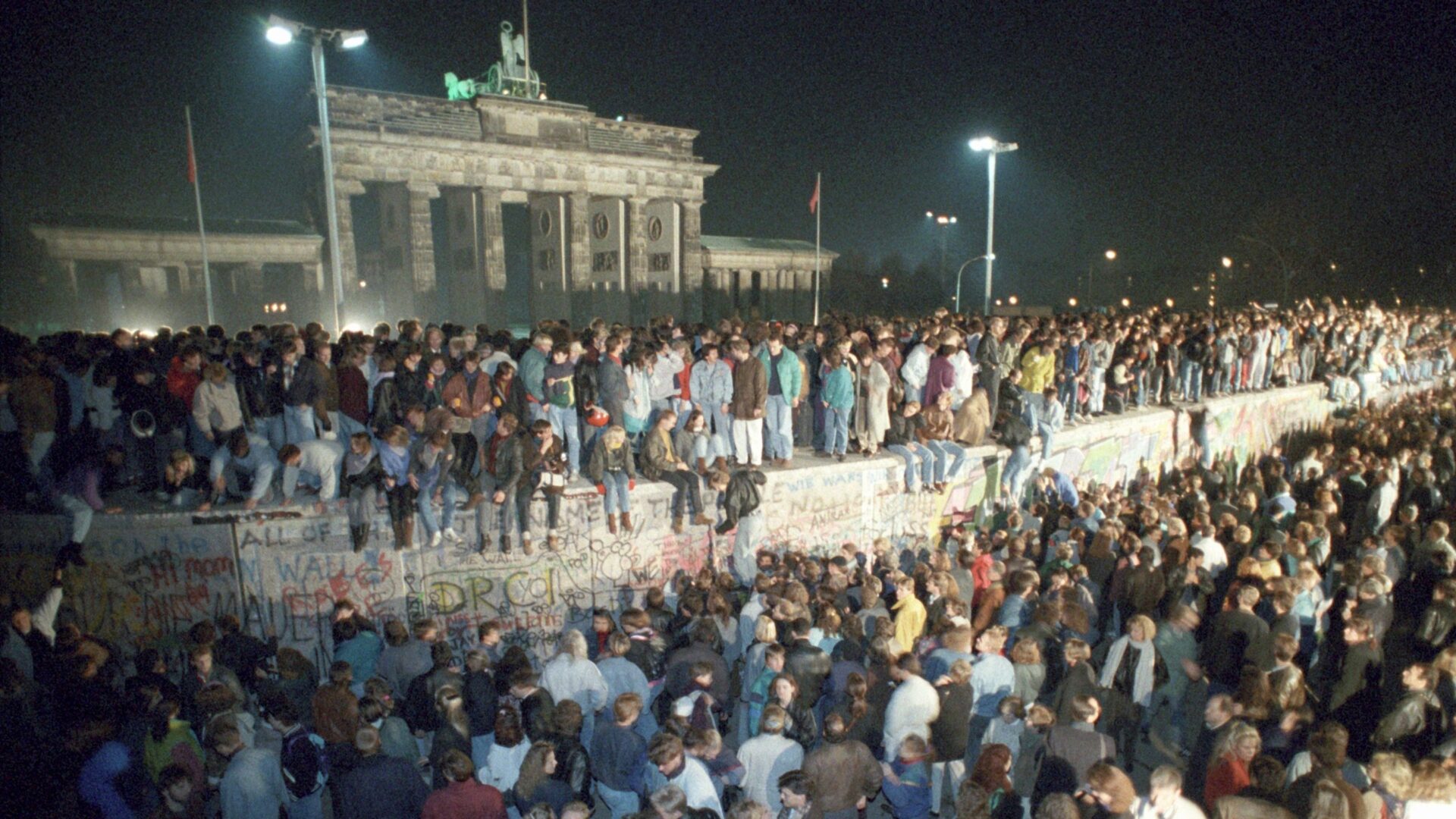 Menschen auf der Berliner Mauer nach dem Fall. Archivbild