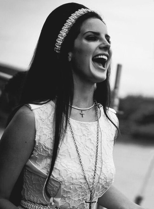 Lana Del Rey Η επιτομή του Sad Girl Aesthetic