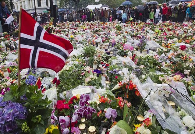 Νορβηγία. Πενθώντας τους νεκρούς της 22/07/2011.
