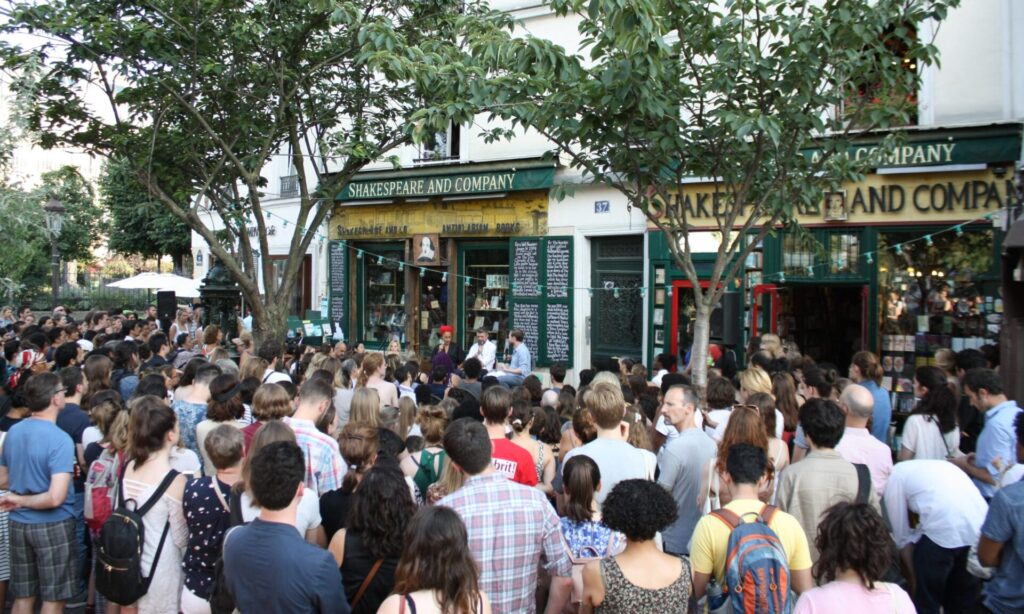 Το βιβλιοπωλείο απέναντι από την Παναγία των Παρισίων. 