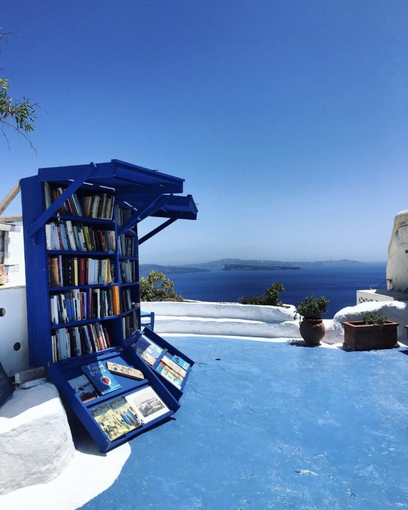 Βιβλιοπωλείο με θέα στο Αιγαίο.