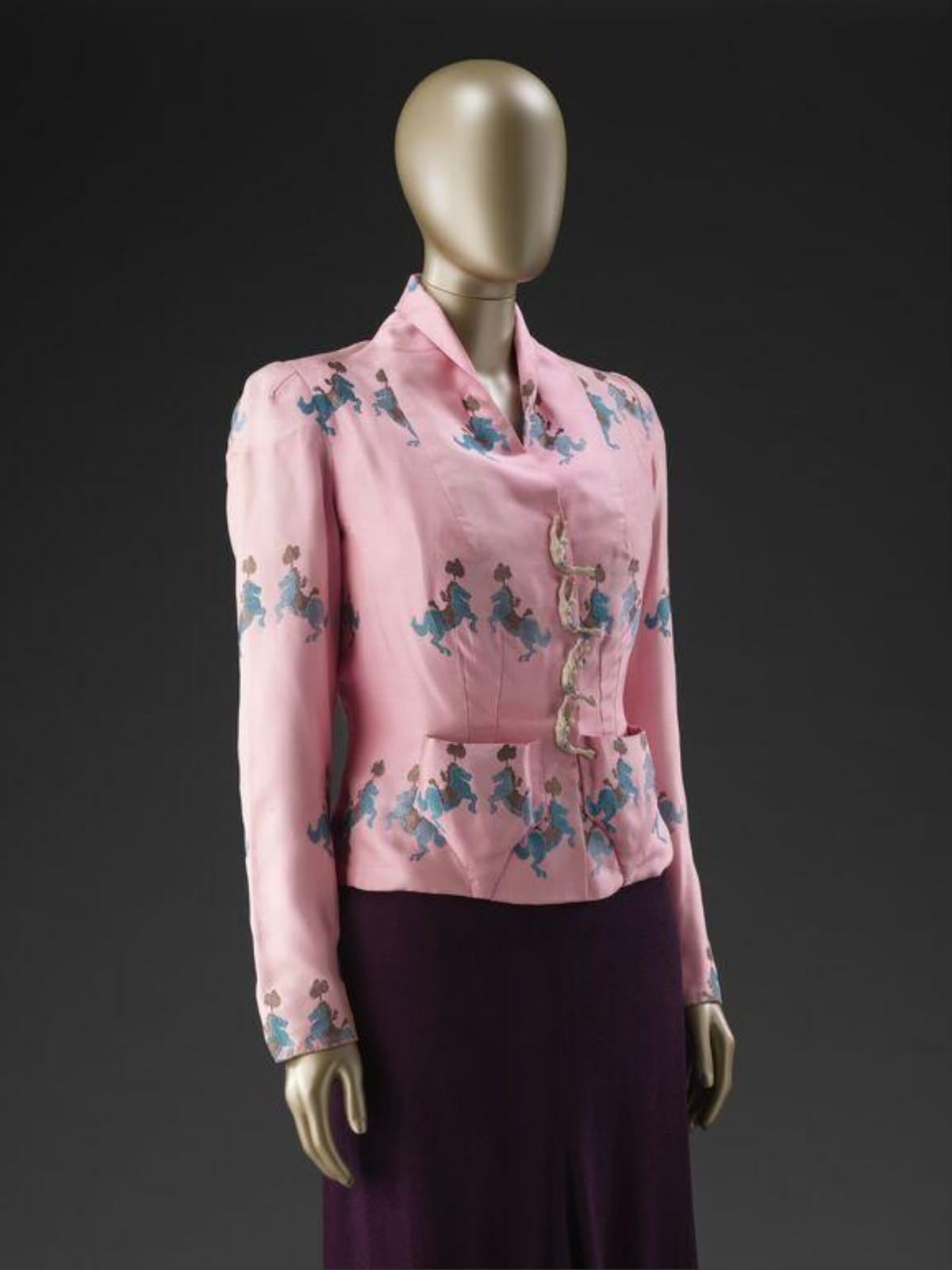 Στο σύμπαν της Schiaparelli: Η έκθεση του V&A που αποδεικνύει ότι η μόδα είναι τέχνη