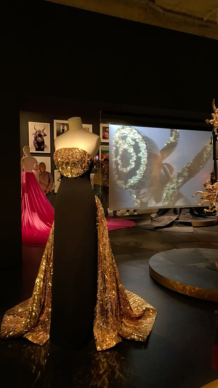 Στο σύμπαν της Schiaparelli: Η έκθεση του V&A που αποδεικνύει ότι η μόδα είναι τέχνη