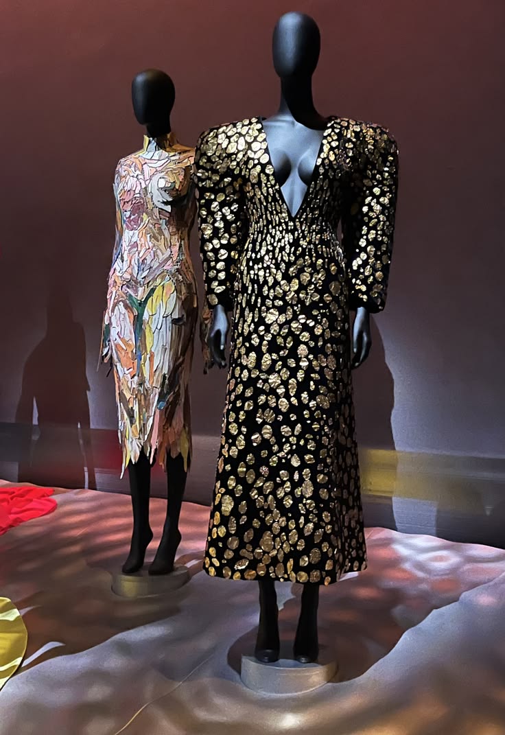 Στο σύμπαν της Schiaparelli: Η έκθεση του V&A που αποδεικνύει ότι η μόδα είναι τέχνη