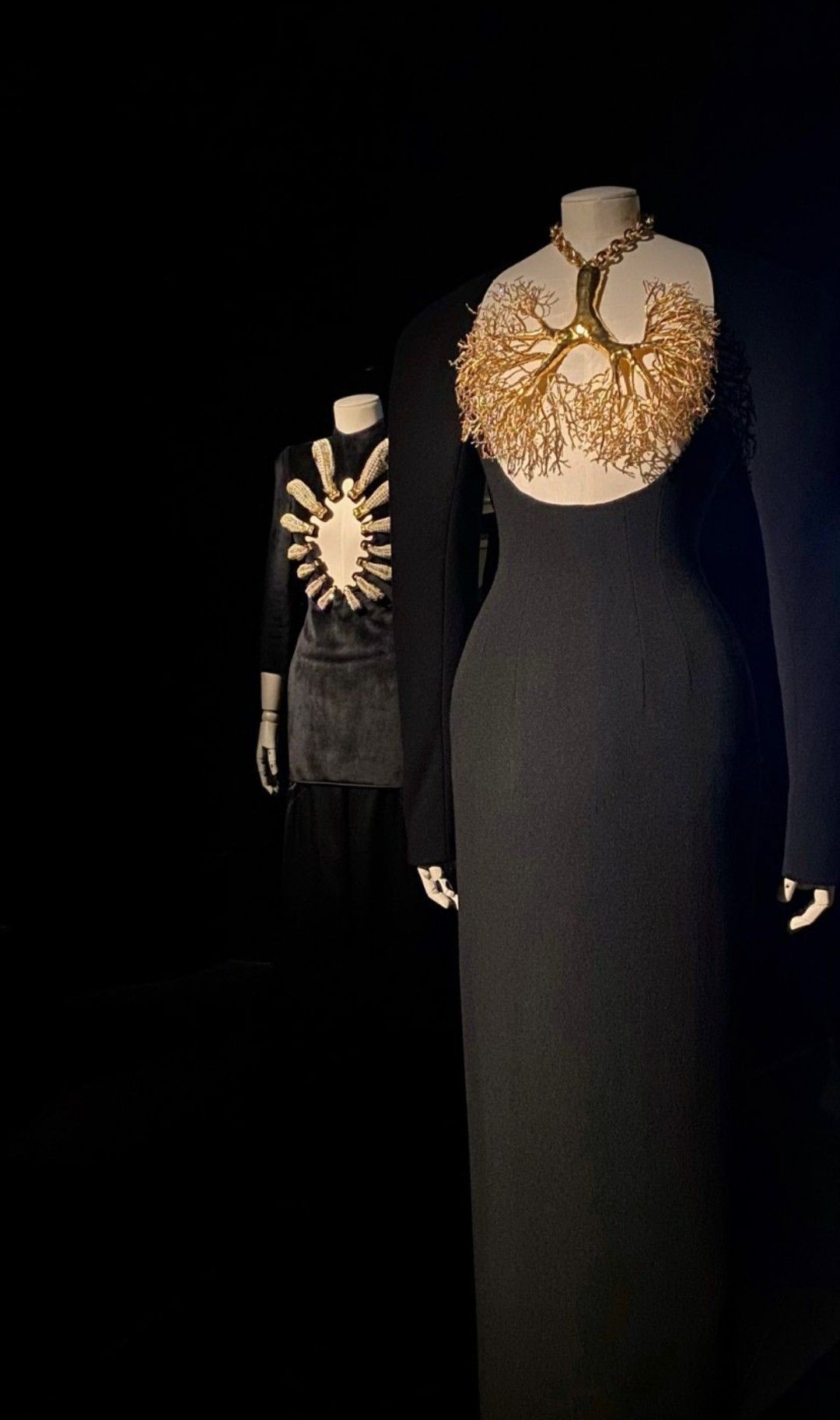 Στο σύμπαν της Schiaparelli: Η έκθεση του V&A που αποδεικνύει ότι η μόδα είναι τέχνη