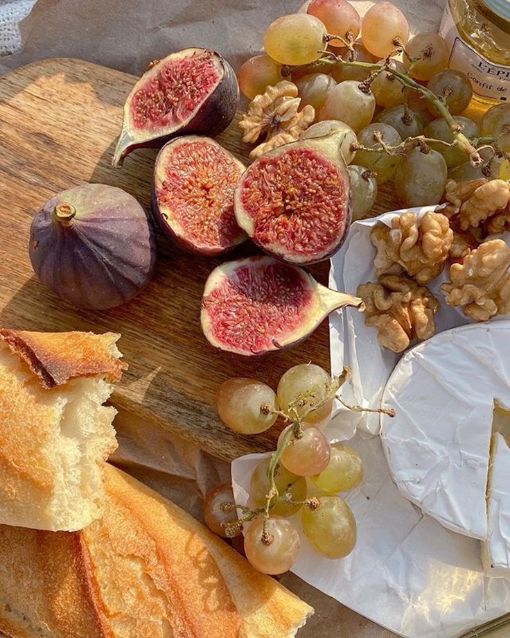 Αύγουστος, σταφύλια και σύκα / Πηγή: Pinterest.com