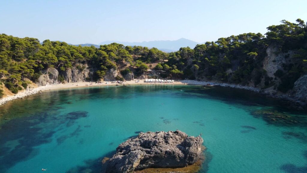 Η παραλία Αλωνάκι. 