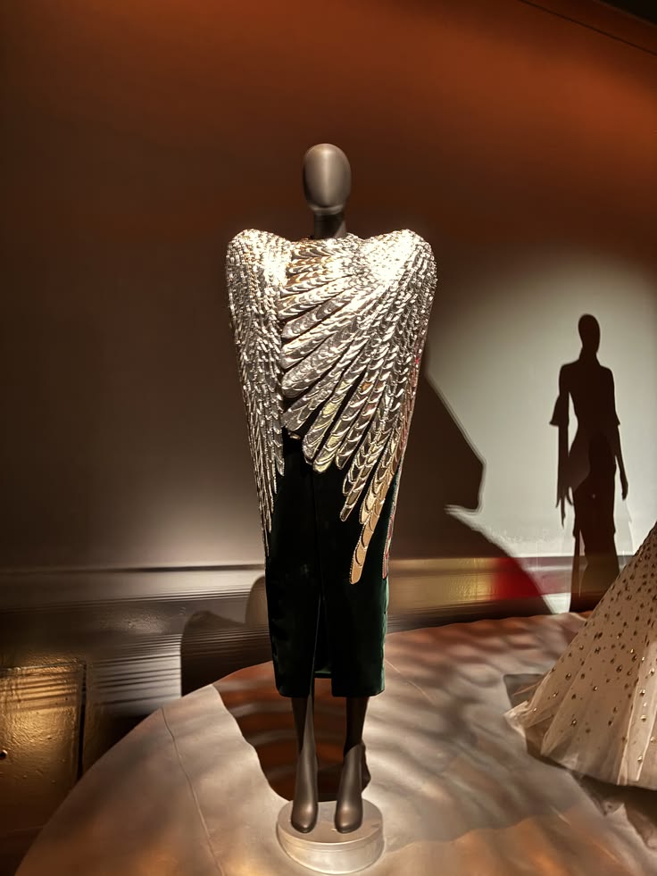 Στο σύμπαν της Schiaparelli: Η έκθεση του V&A που αποδεικνύει ότι η μόδα είναι τέχνη