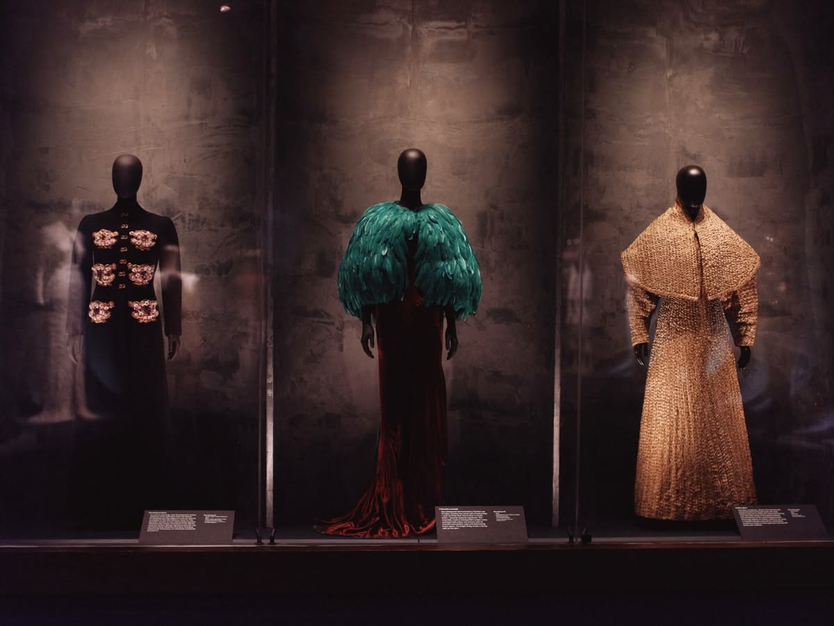 Στο σύμπαν της Schiaparelli: Η έκθεση του V&A που αποδεικνύει ότι η μόδα είναι τέχνη