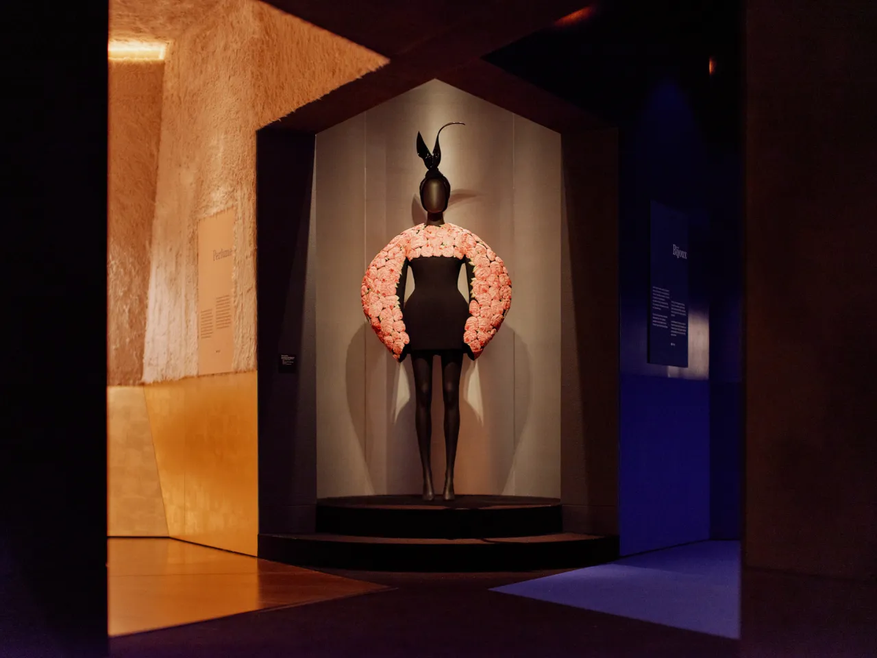 Στο σύμπαν της Schiaparelli: Η έκθεση του V&A που αποδεικνύει ότι η μόδα είναι τέχνη