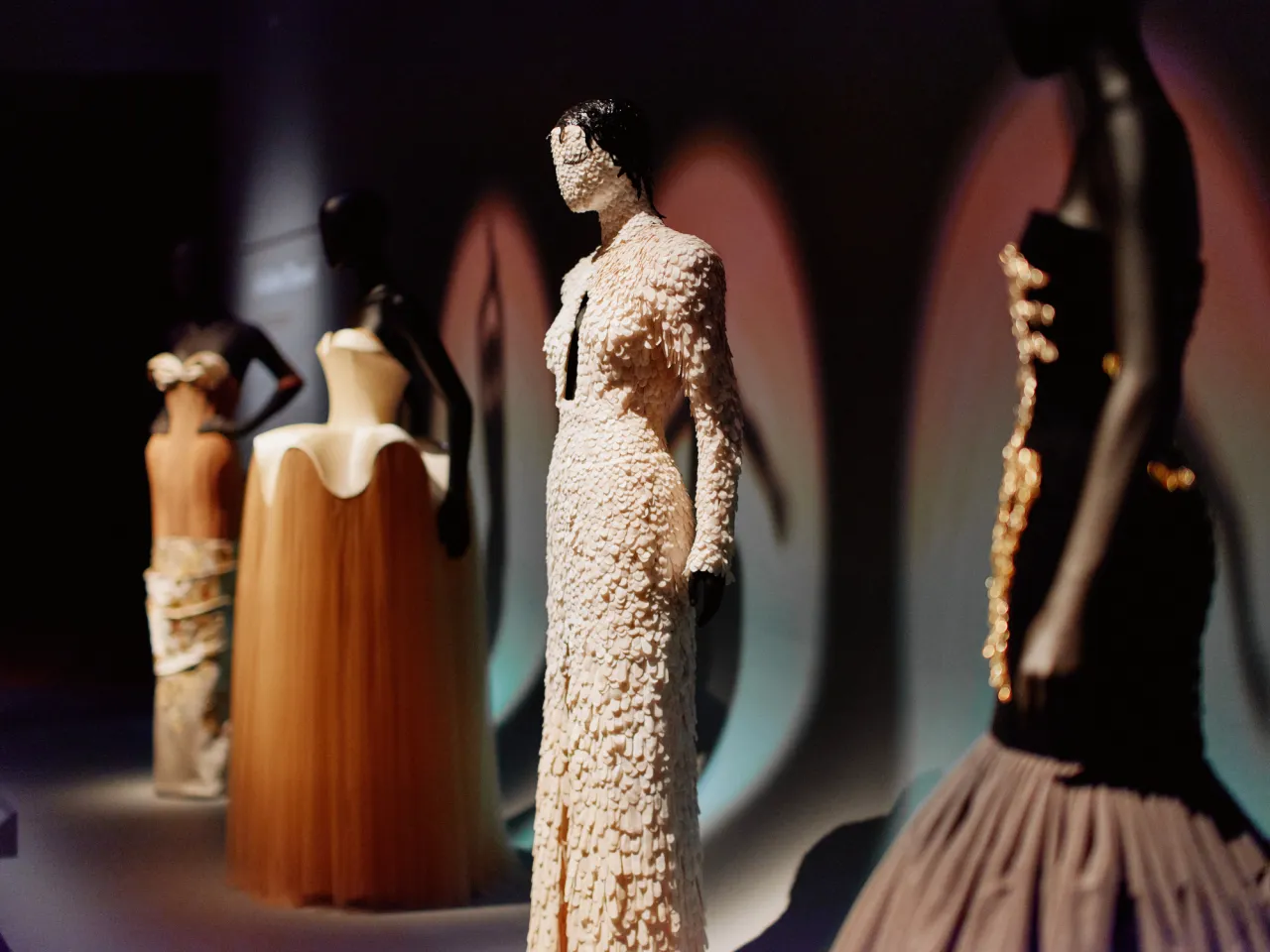 Στο σύμπαν της Schiaparelli: Η έκθεση του V&A που αποδεικνύει ότι η μόδα είναι τέχνη